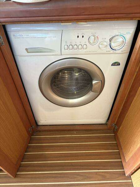 2005 Luhrs 41 Convertible "Rabbit Hole"