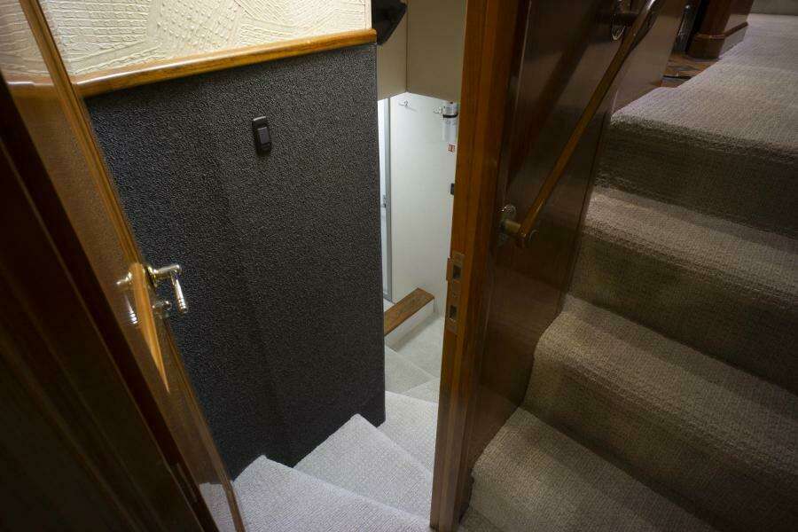 2005 Sea Force IX Enclosed Flybridge