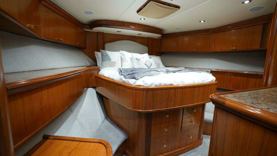 2005 Sea Force IX Enclosed Flybridge