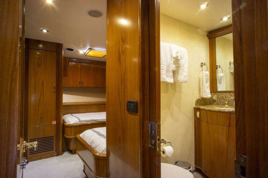 2005 Sea Force IX Enclosed Flybridge