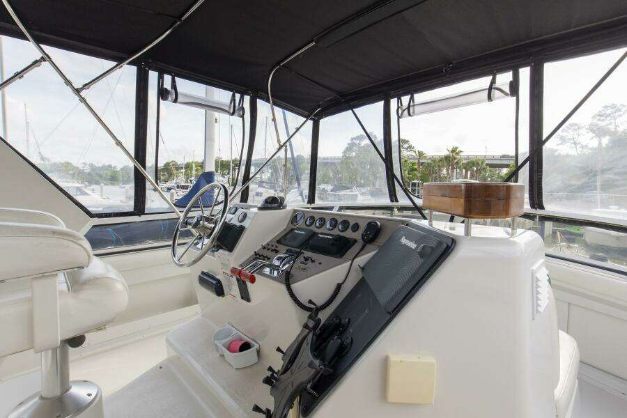 1997 44 Carver 445 Zodiac Gypsea Helm (2)
