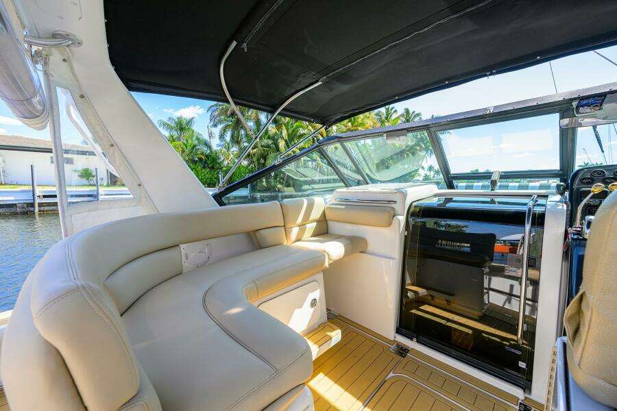 Tiara 3100 LE Black Jack - Helm Deck