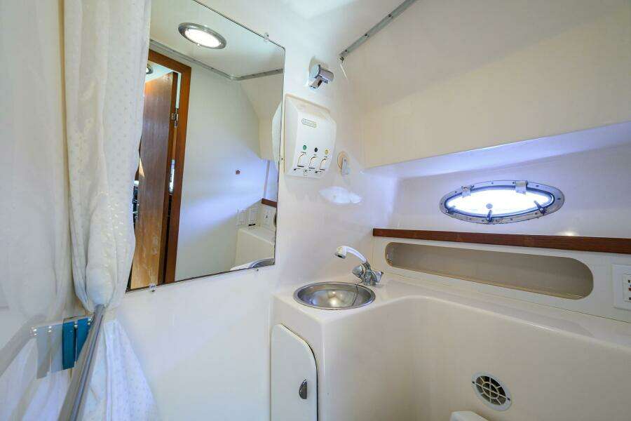 Tiara 3100 LE Black Jack - Cabin, Head