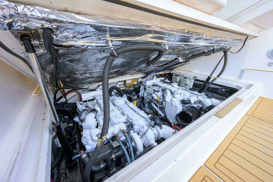 Tiara 3100 LE Black Jack - Engine Compartment
