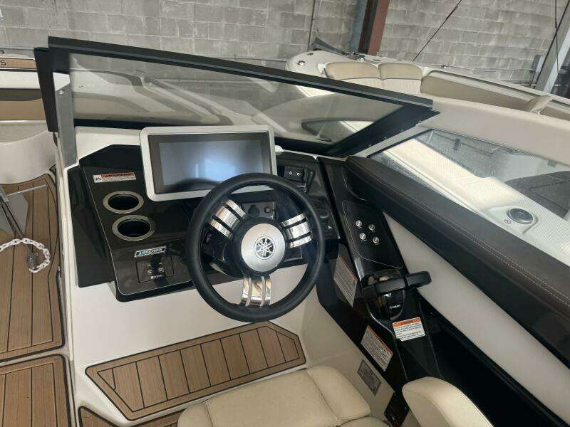 2022 Yamaha Boats 275 SD