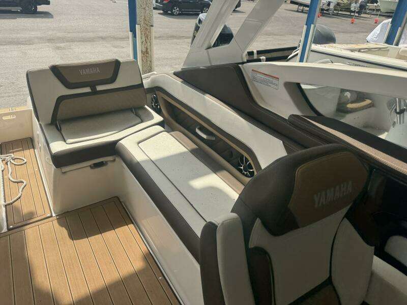 2022 Yamaha Boats 275 SD