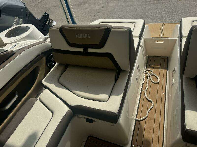 2022 Yamaha Boats 275 SD
