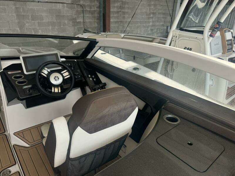 2022 Yamaha Boats 275 SD