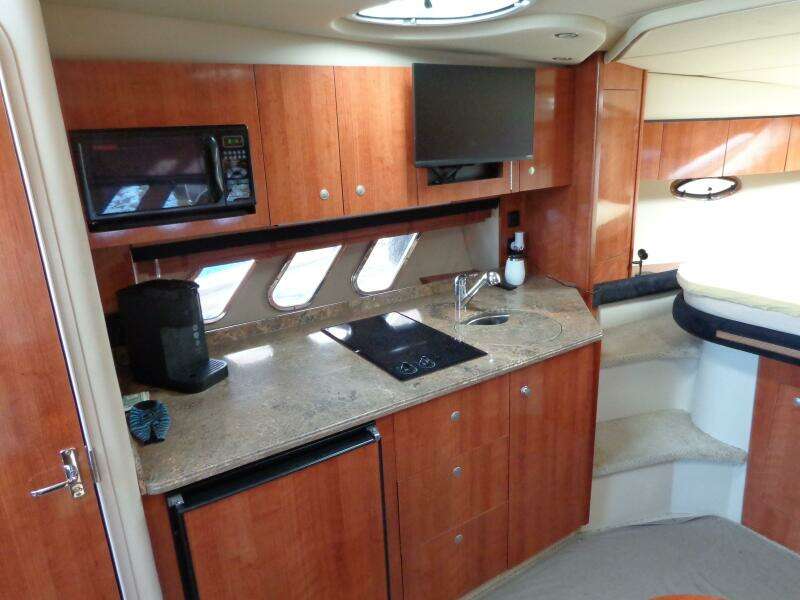 2008 Cruisers Yachts 330/350 Express