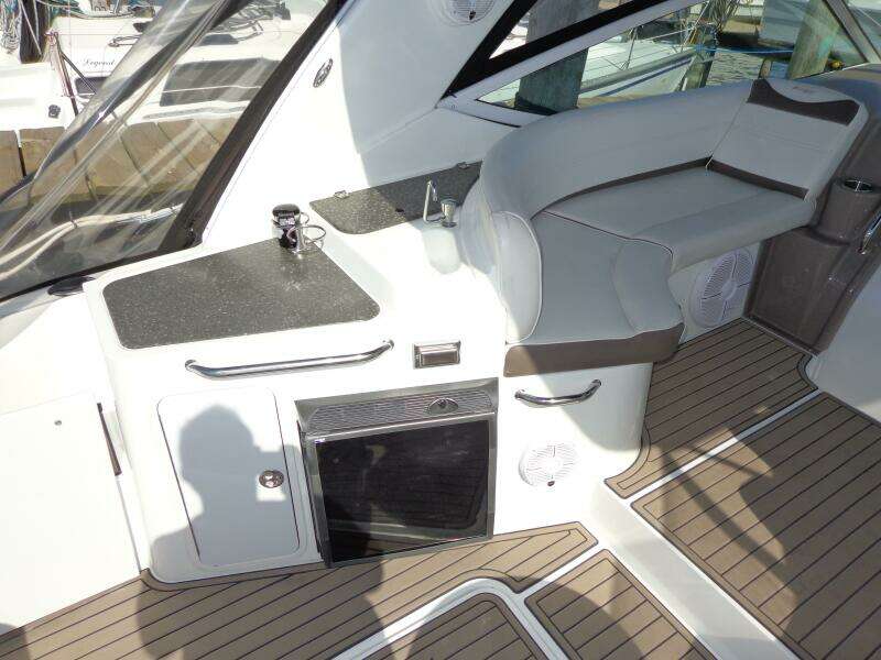 2008 Cruisers Yachts 330/350 Express