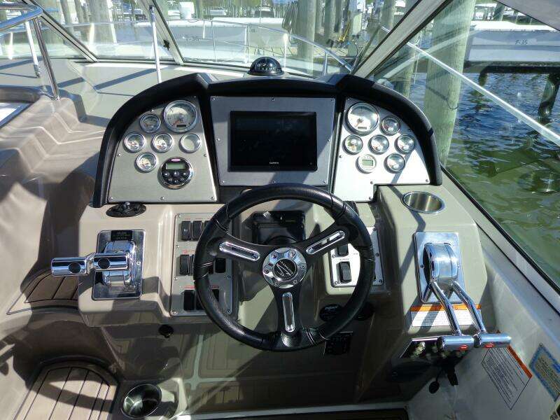 2008 Cruisers Yachts 330/350 Express