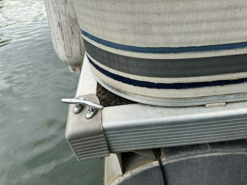 2002 Bennington 257L Pontoon Boat