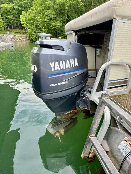 2002 Bennington 257L Pontoon Boat