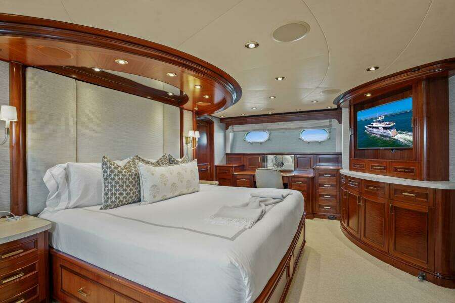2004 Crescent Raised Pilothouse