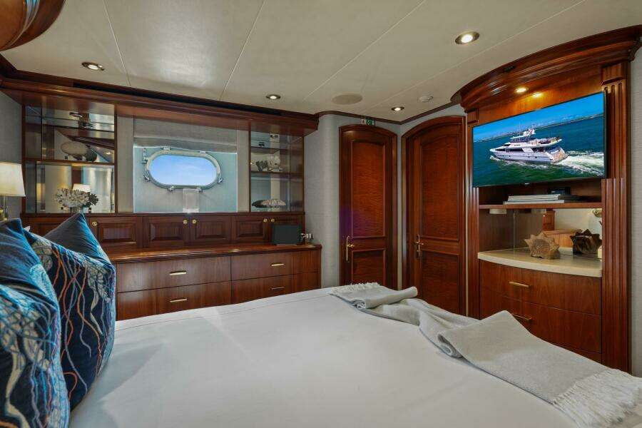 2004 Crescent Raised Pilothouse