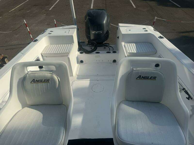 2004 Angler 220 Walkaround