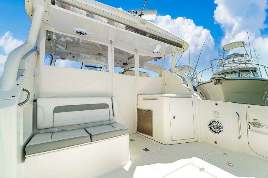 Pursuit 365 MISS MORGAN III - Cockpit