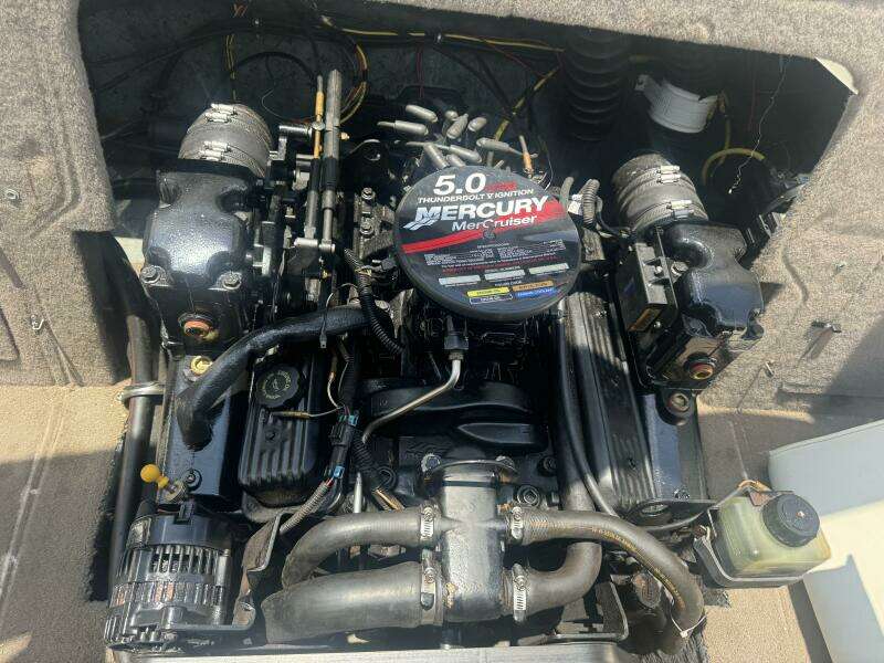 2003 Bayliner 212 Capri Cuddy Cabin