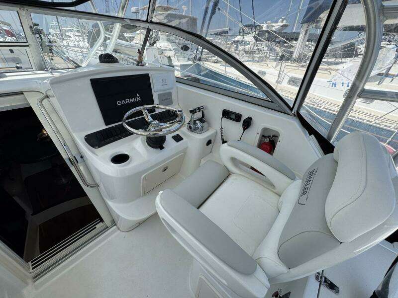 2011 Boston Whaler 305 Conquest