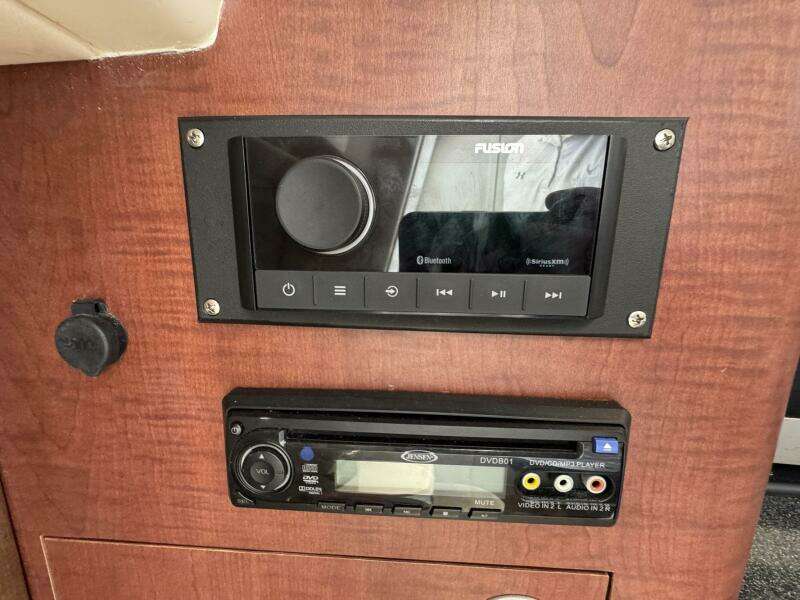 2011 Boston Whaler 305 Conquest