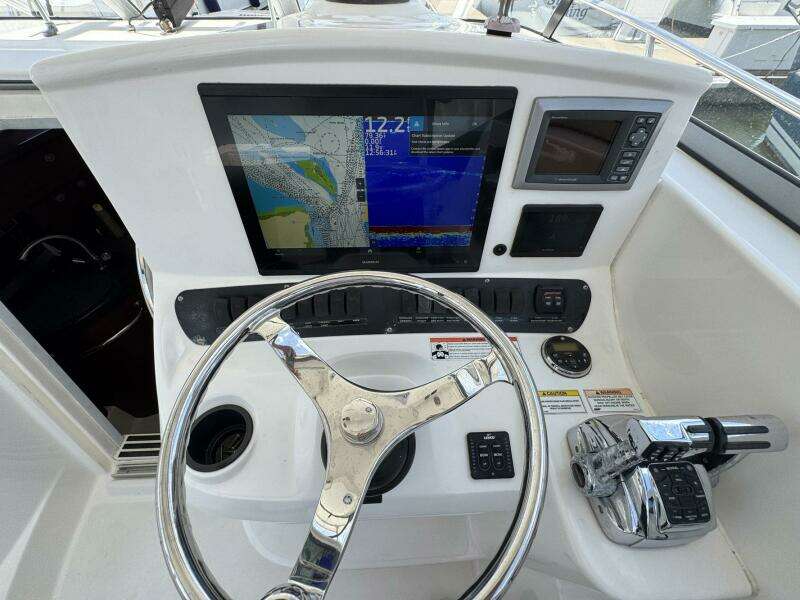 2011 Boston Whaler 305 Conquest