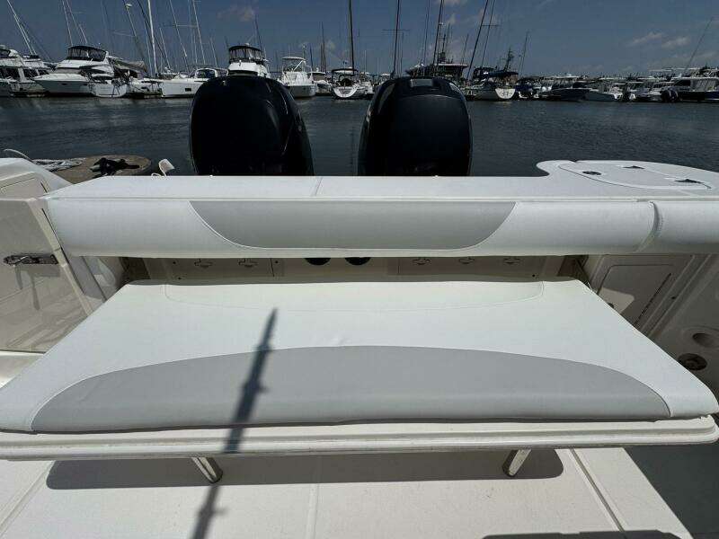 2011 Boston Whaler 305 Conquest