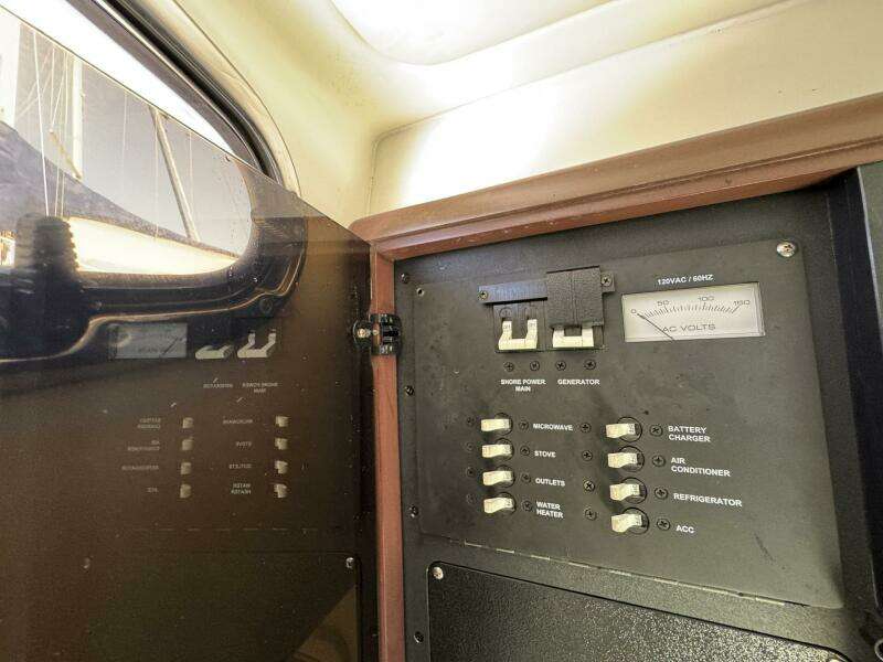 2011 Boston Whaler 305 Conquest