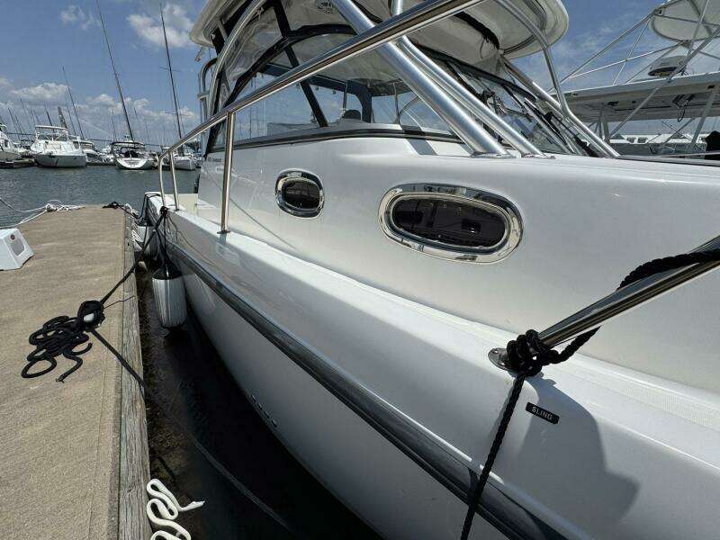 2011 Boston Whaler 305 Conquest