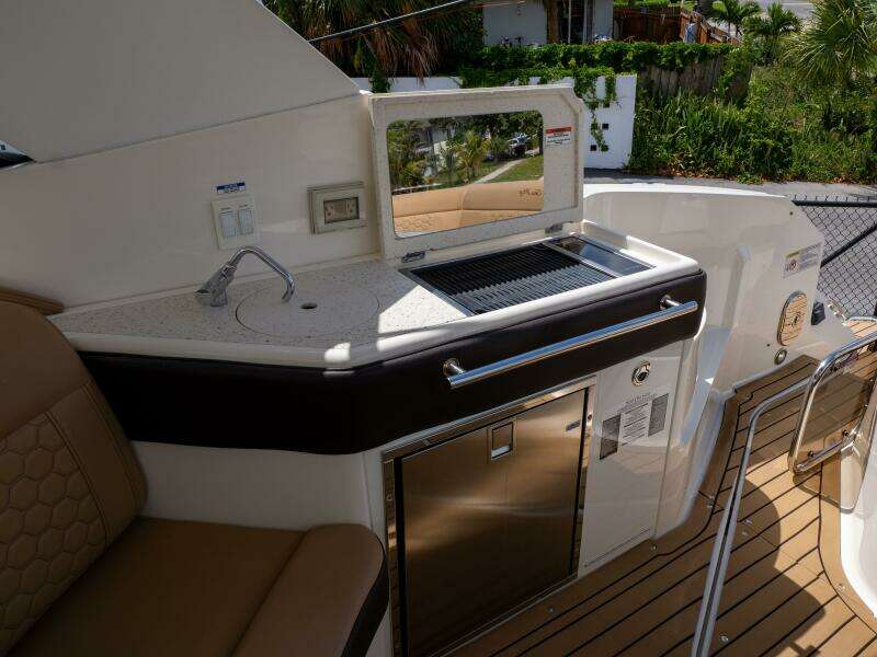 2021 Sea Ray 320 Sundancer
