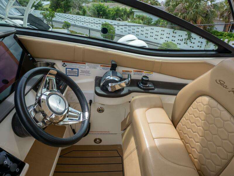 2021 Sea Ray 320 Sundancer