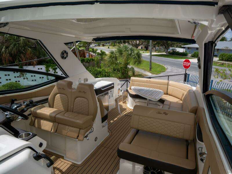 2021 Sea Ray 320 Sundancer