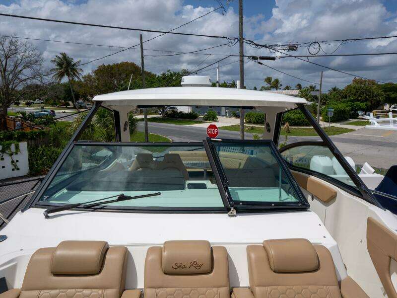 2021 Sea Ray 320 Sundancer