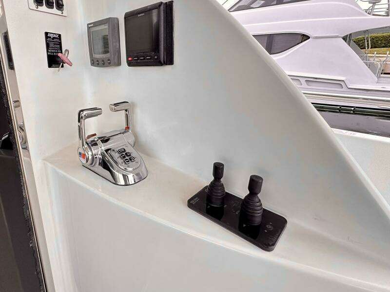 2006 Marquis Flybridge Motor Yacht