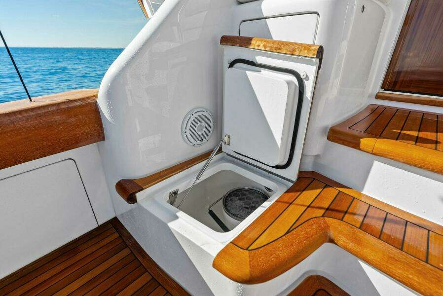 2023 Viking 64 Convertible- SIN PELO- Cockpit