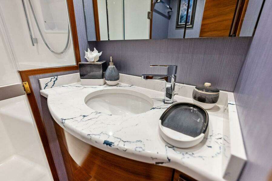 2023 Viking 64 Convertible- SIN PELO- Master Stateroom Head