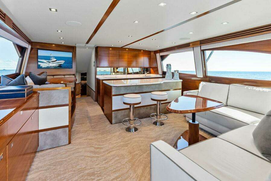 2023 Viking 64 Convertible- SIN PELO- Salon