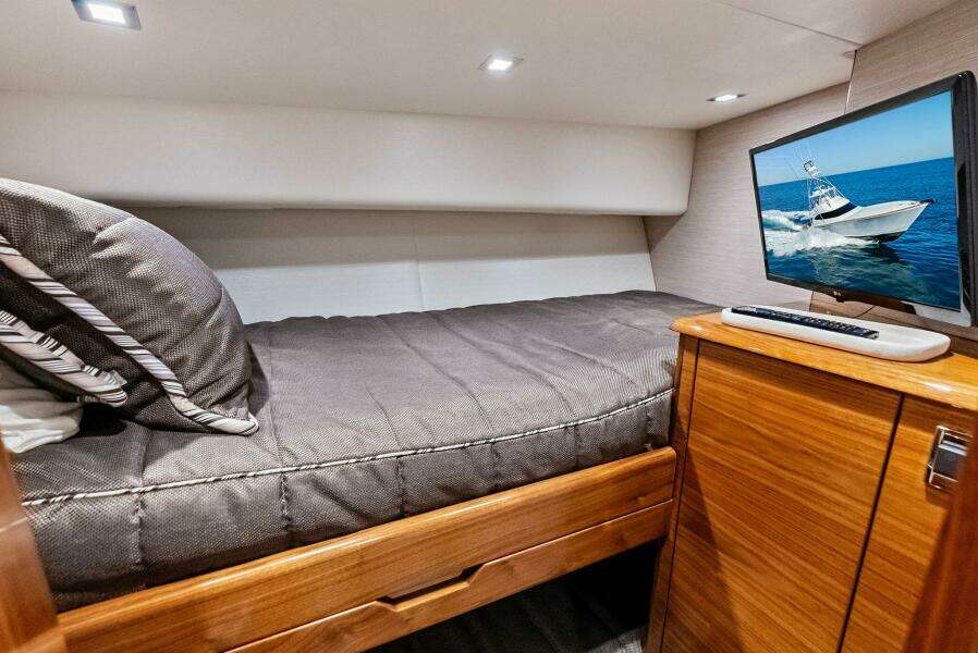 2023 Viking 64 Convertible- SIN PELO- Port Stateroom FWD