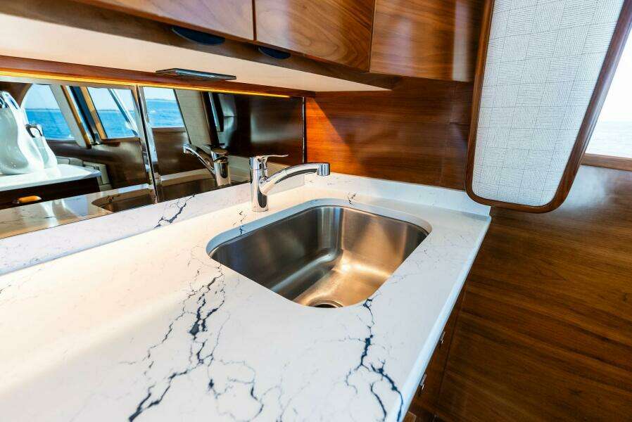 2023 Viking 64 Convertible- SIN PELO- Galley