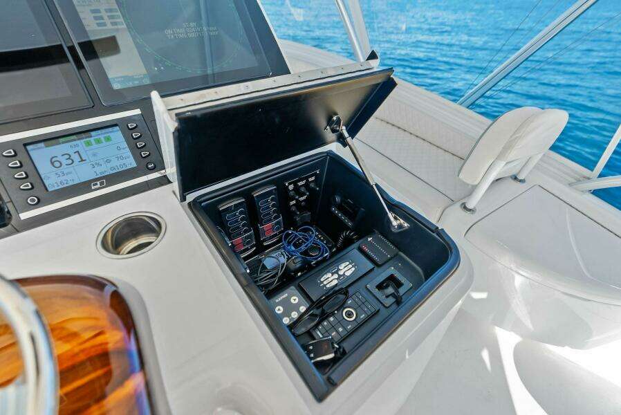 2023 Viking 64 Convertible- SIN PELO- Helm