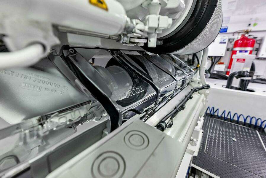 2023 Viking 64 Convertible- SIN PELO- Engine Room