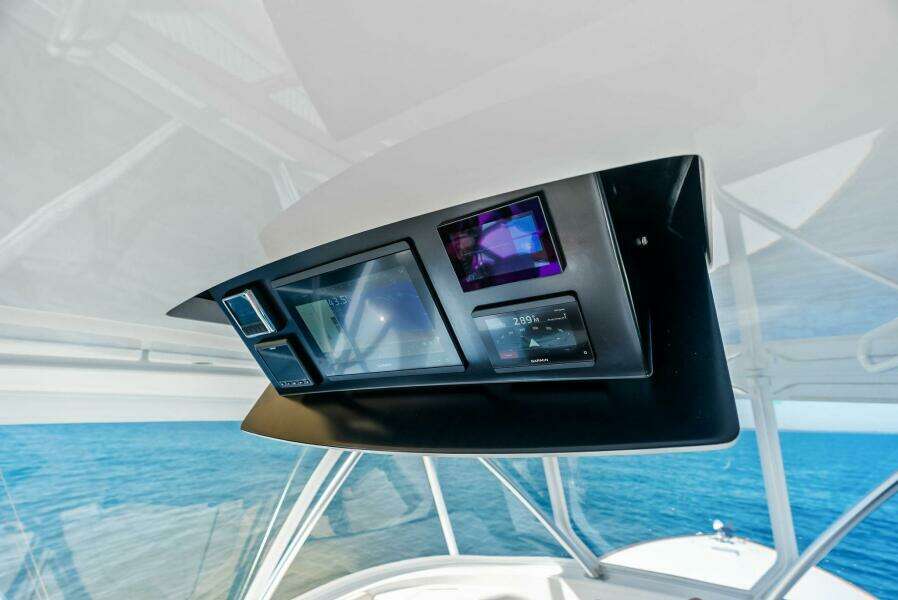 2023 Viking 64 Convertible- SIN PELO- Helm
