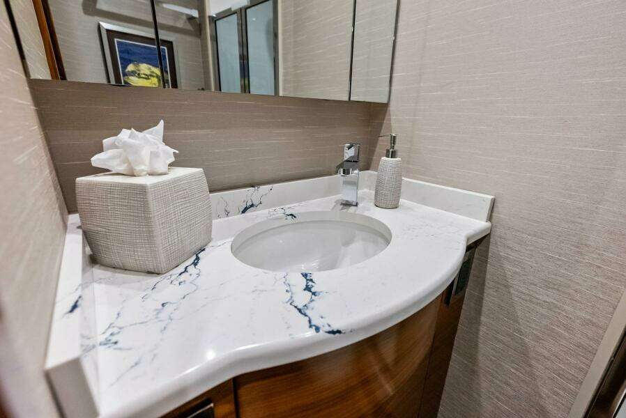 2023 Viking 64 Convertible- SIN PELO-Forward Stateroom Head