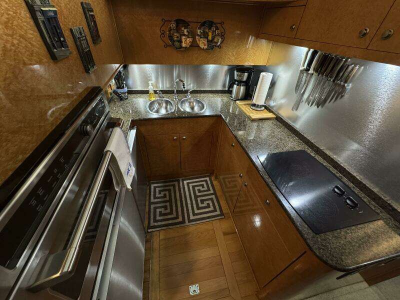 1993 Johnson 56 High Tech Motor Yacht