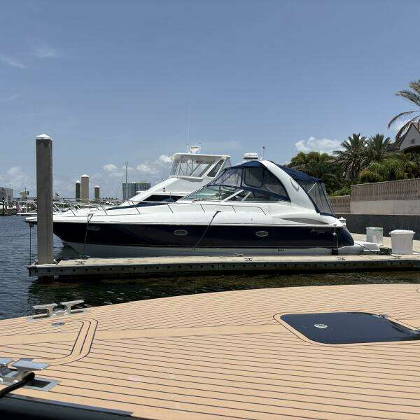 2002 Cruisers Yachts 3672 Express
