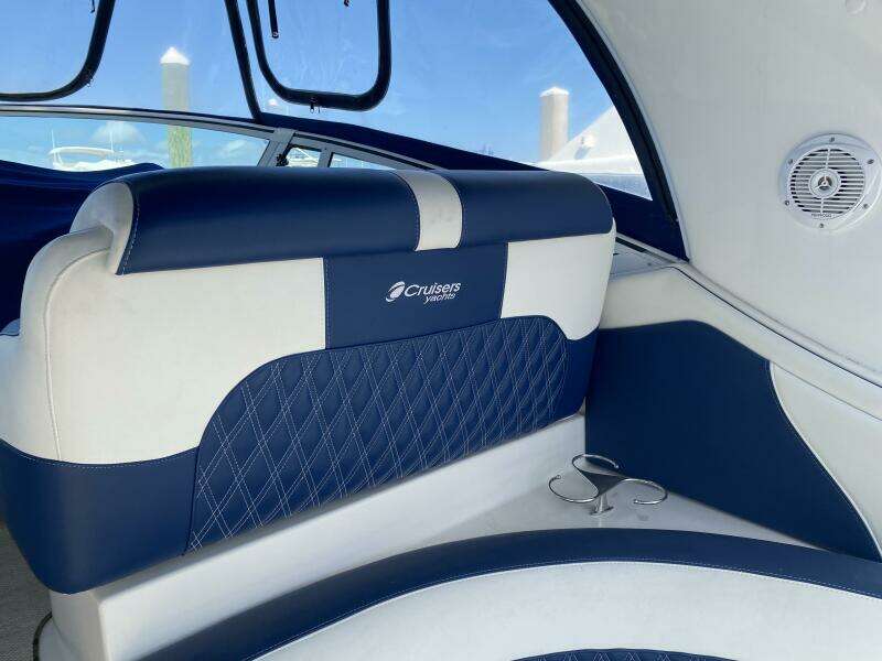 2002 Cruisers Yachts 3672 Express