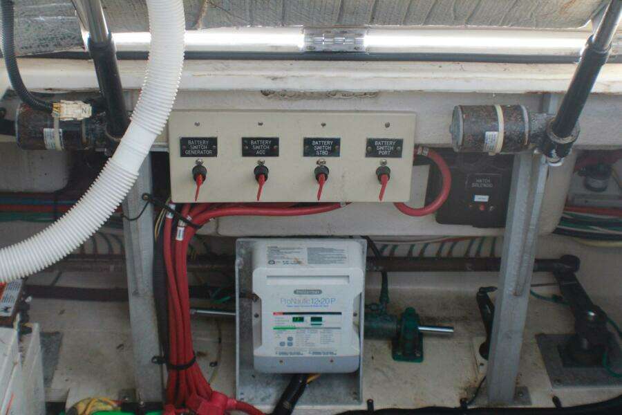 2002 Cruisers Yachts 3672 Express