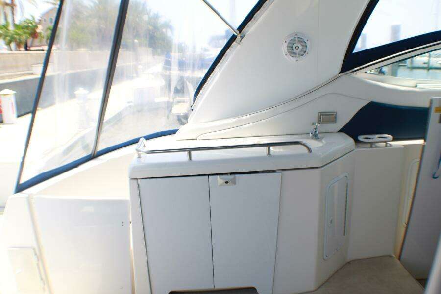 2002 Cruisers Yachts 3672 Express