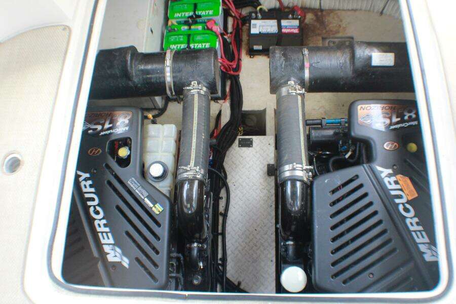 2002 Cruisers Yachts 3672 Express