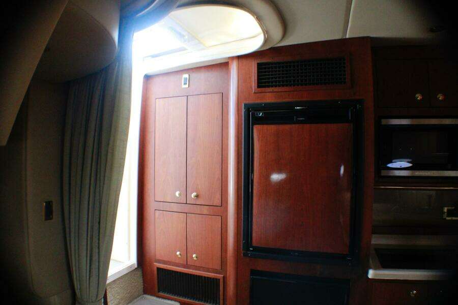 2002 Cruisers Yachts 3672 Express