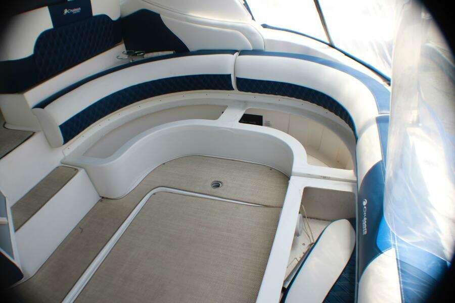 2002 Cruisers Yachts 3672 Express